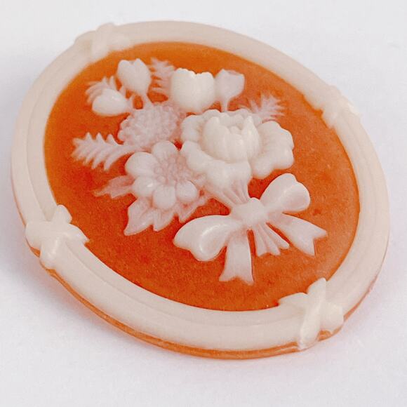 Giftable Vintage Avon Signed Floral Cameo Brooch Pin 1970s Resin Jewelry w Box - Picture 6 of 10